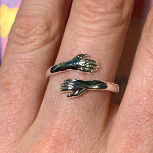 Strieborný prsteň v tvare objatia photo review